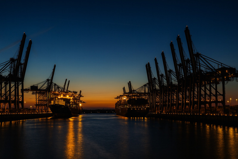 Grúas portuarias operando al anochecer